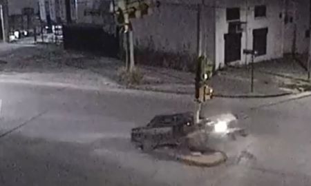 Una mujer chocó contra un semáforo en Córdoba. Una mujer chocó contra un semáforo en Córdoba.