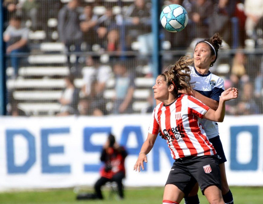 El fútbol femenino seguirá siendo profesional: AFA se hará cargo del subsidio y las jugadoras percibirán su salario
