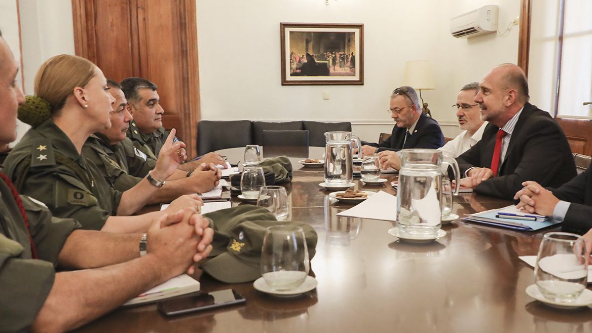 Perotti, Saín, Sarnaglia y autoridades de Gendarmería Nacional se reunieron en Casa de Gobierno