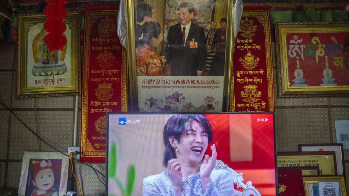 China prohíbe que hombres afeminados y otras estéticas anormales aparezcan en la televisión.