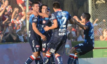 La última victoria de Unión ante Vélez en el 15 de abril fue en marzo de 2015. Esa tarde fue 1 a 0 con gol de Ignacio Malcorra de tiro libre. La última victoria de Unión ante Vélez en el 15 de abril fue en marzo de 2015. Esa tarde fue 1 a 0 con gol de Ignacio Malcorra de tiro libre.