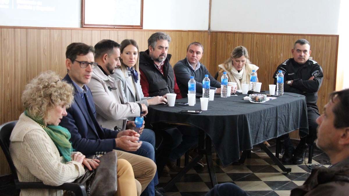 Autoridades del Ministerio de Justicia y Seguridad de Santa Fe inauguran los Centros de Denuncia 911 en Santa Rosa de Calchines, Cayastá y Helvecia, con la presencia del senador por el departamento de Garay, Germán Baumgartner. Autoridades del Ministerio de Justicia y Seguridad de Santa Fe inauguran los Centros de Denuncia 911 en Santa Rosa de Calchines, Cayastá y Helvecia, con la presencia del senador por el departamento de Garay, Germán Baumgartner.