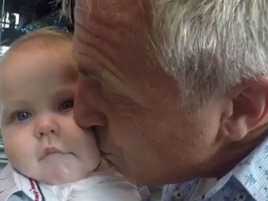Mirko de bebé junto a su papá, Marley.
