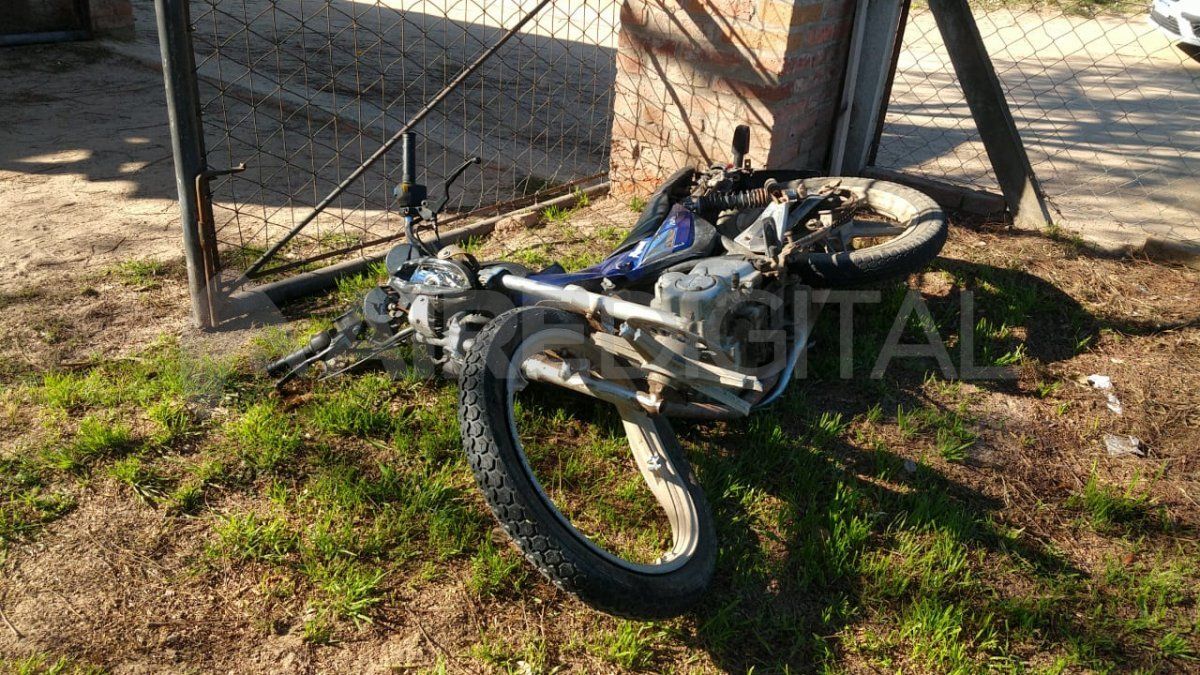 Así quedó la motocicleta 125 tras el accidente transito.