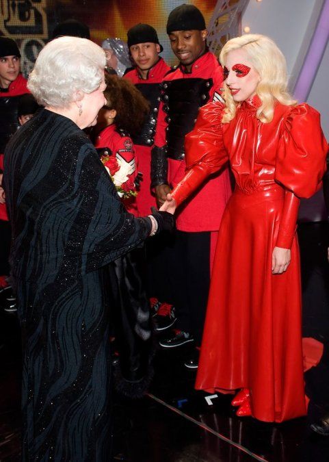 Cuando Gaga conoció a la reina Isabel II de Inglaterra en diciembre de 2009
