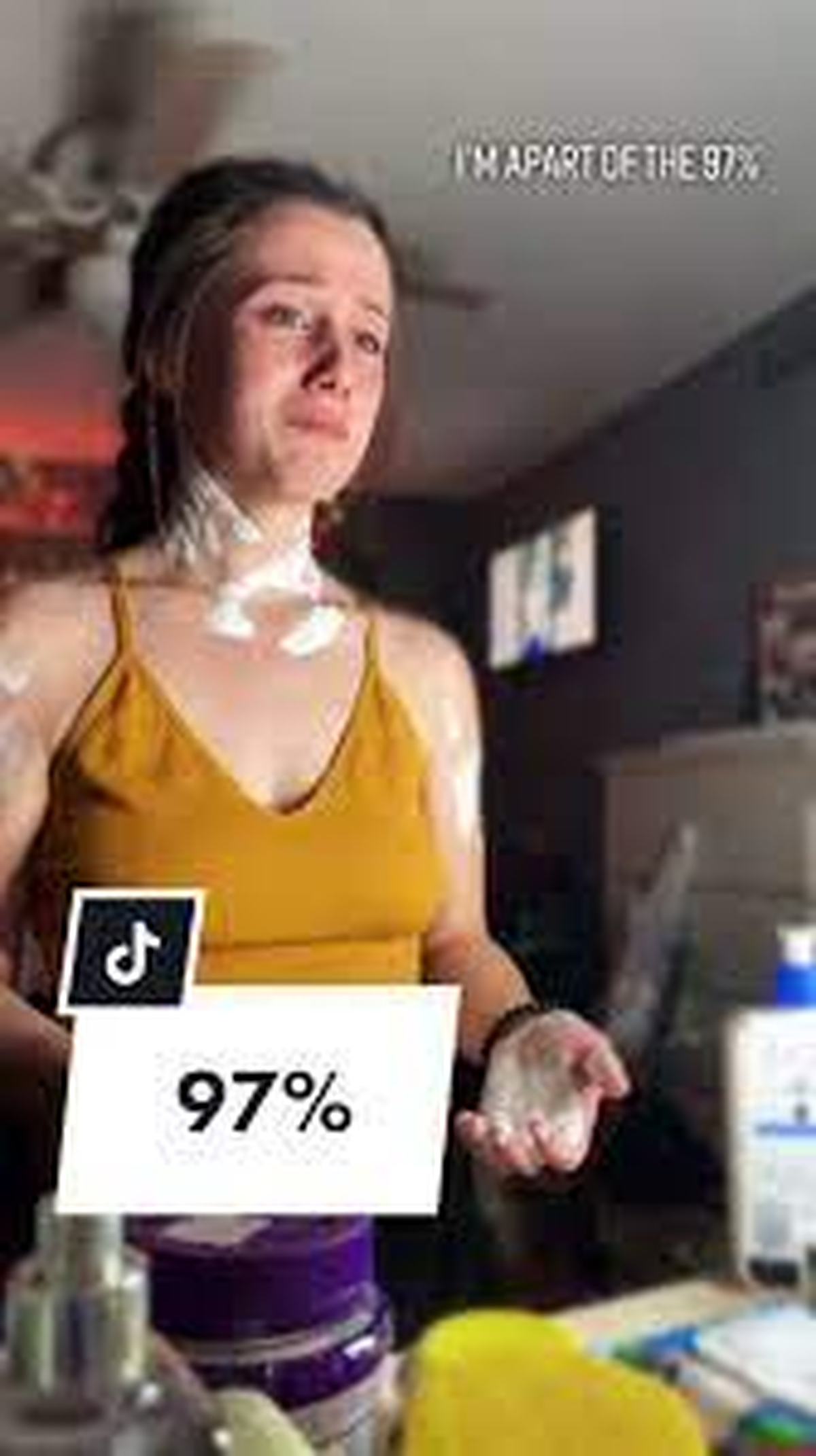 El celular de Emily llegó a grabar la conversación y allí se puede oír que dos hombres se le acercan y mantienen un diálogo.