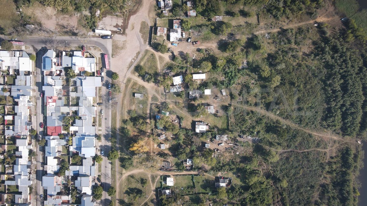 En barrio El Pozo, se multiplican las viviendas construidas sobre el talud y fuera del anillo defensivo a la altura de Los Alisos. Un asentamiento que preocupa a los vecinos, en terrenos que están cubiertos de agua en tiempos de crecida.