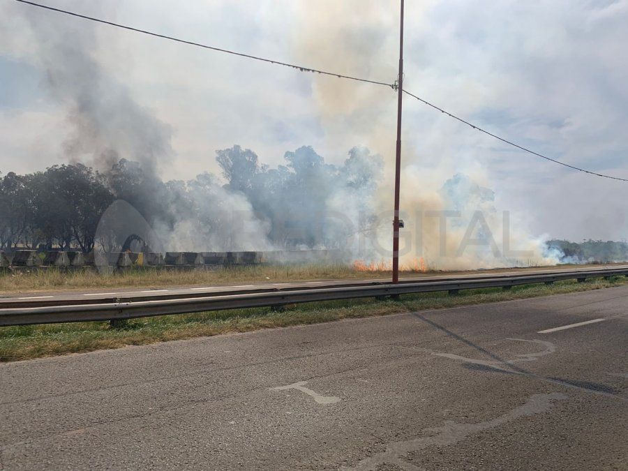 El fuego se extendió rápidamente en un lapso de 15 minutos por la zona.