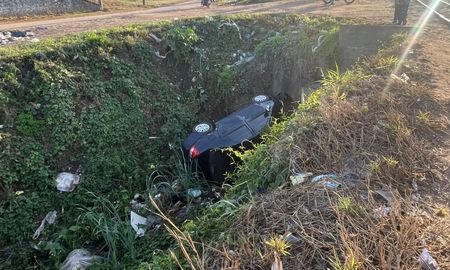 Un auto apareció dentro de un zanjón de casi cinco metros de profundidad, a metros del Puente Negro de Villa Oculta, en el oeste de Santa Fe. Un auto apareció dentro de un zanjón de casi cinco metros de profundidad, a metros del Puente Negro de Villa Oculta, en el oeste de Santa Fe.