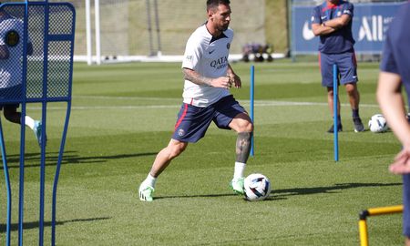 El crack argentino fue uno de los más ovacionados por el público y sobre el final de la práctica le firmó una camiseta del seleccionado argentino a un niño japonés que se metió en el campo de juego, según un video publicado por RMC Sport. El crack argentino fue uno de los más ovacionados por el público y sobre el final de la práctica le firmó una camiseta del seleccionado argentino a un niño japonés que se metió en el campo de juego, según un video publicado por RMC Sport.