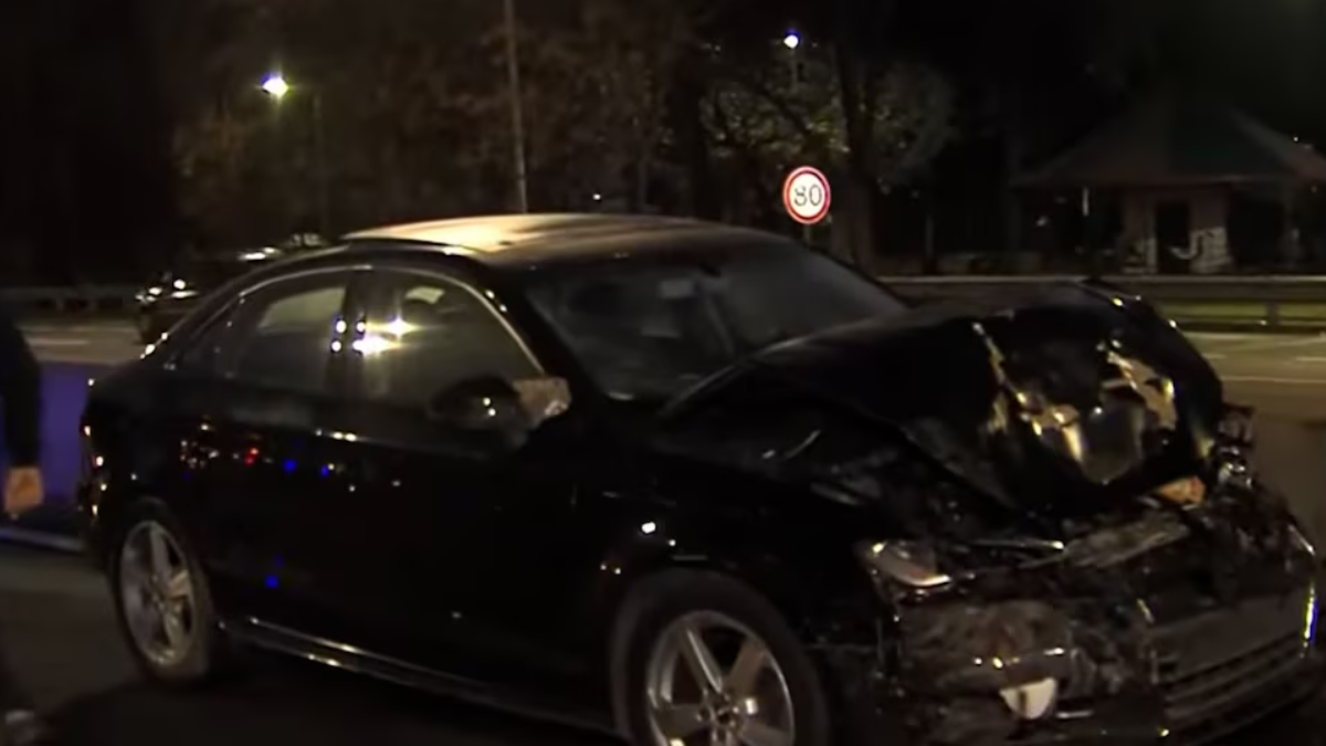 El Audi terminó con su parte delantera totalmente destrozada. El Audi terminó con su parte delantera totalmente destrozada.