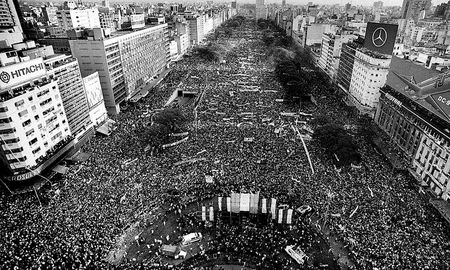 El domingo 30 de octubre de 1983, los argentinos volvían a las urnas luego de 10 años sin elecciones y de siete años de una dictadura. El domingo 30 de octubre de 1983, los argentinos volvían a las urnas luego de 10 años sin elecciones y de siete años de una dictadura.