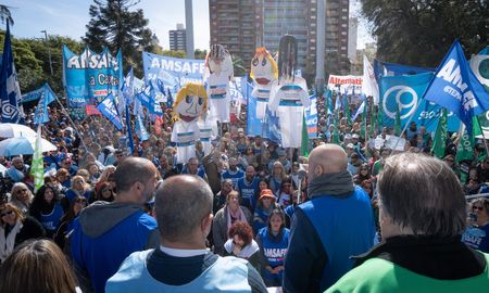 Los docentes públicos y privados de Santa Fe se manifestaron para reclamar el adelantamiento de los aumentos salariales.