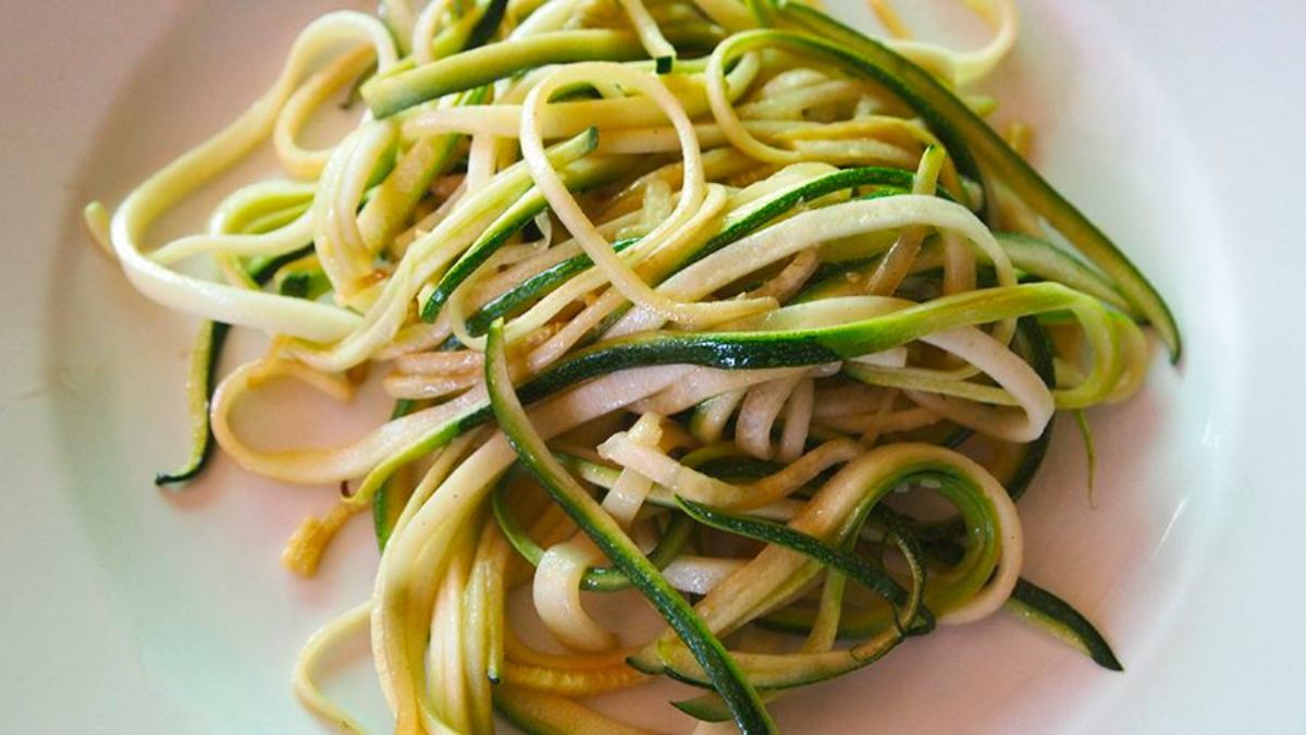 Estos fideos de zucchini son una buena opción saludable. Estos fideos de zucchini son una buena opción saludable.