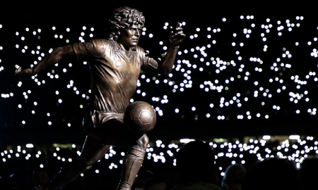 La increíble estatua de Maradona que inauguró el Napoli este domingo La increíble estatua de Maradona que inauguró el Napoli este domingo