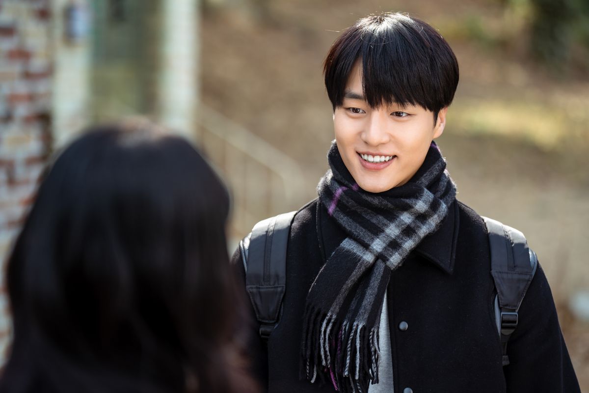 Yang Se Jong le da vida a Lee Won Jun, un estudiante universitario que se muda a una casa compartida en Seúl. Yang Se Jong le da vida a Lee Won Jun, un estudiante universitario que se muda a una casa compartida en Seúl.