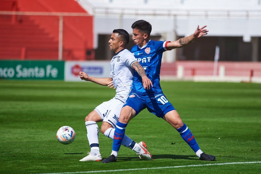 Ninguno de los equipos lograba imponerse sobre el otro y el encuentro carecía de llegadas a los arcos.