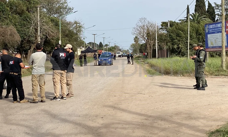 Peritos y Gendarmes tras el accidente fatal que tuvo lugar en la zona sur de Santo Tomé.&nbsp;
