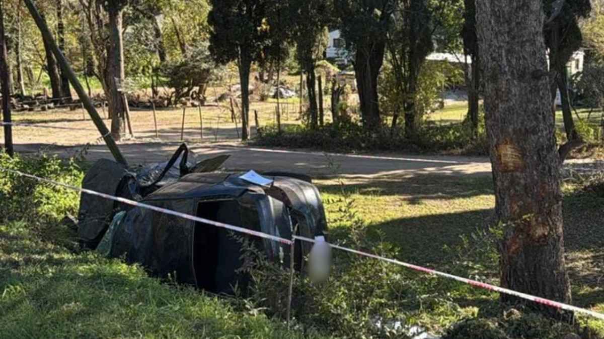 El auto volcó y hubo una víctima fatal. 