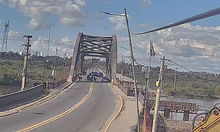 El tránsito sobre el Puente Carretero se mantuvo cortados en ambas manos durante dos horas por un operativo de rescate. El tránsito sobre el Puente Carretero se mantuvo cortados en ambas manos durante dos horas por un operativo de rescate.