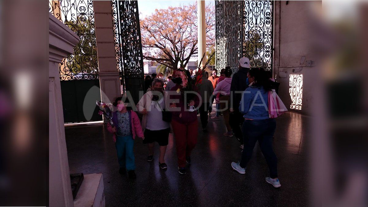 En el día del padre en plena pandemia, el cementerio recibió a cientos de santafesinos