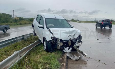 circunvalacion oeste: perdio el control del auto, despisto y termino sobre el guardarrail circunvalacion oeste: perdio el control del auto, despisto y termino sobre el guardarrail