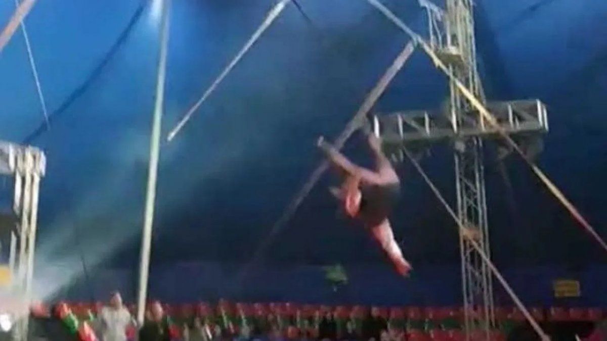La impactante caída de un equilibrista en pleno show que aterrorizó al público