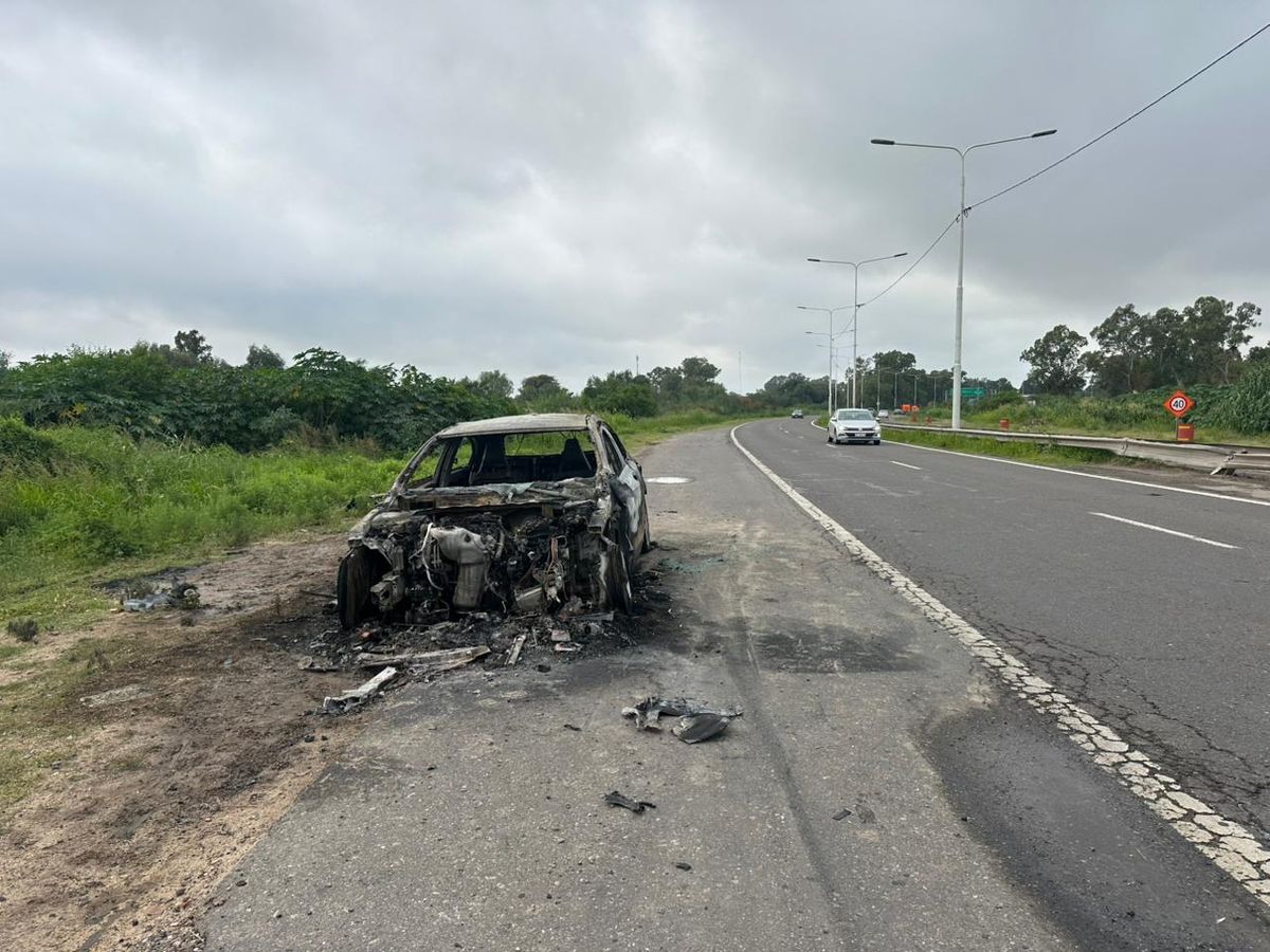 El auto incendiado quedó a la vera de la Circunvalación de Santa Fe.
