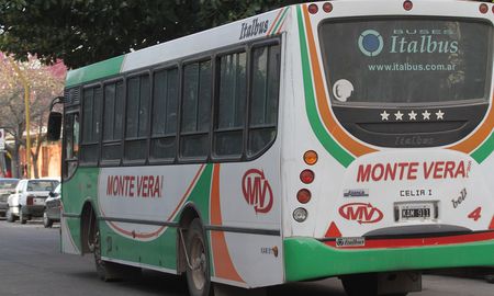 Vecinos de Monte Vera se quejaron del servicio de transporte que une esa localidad con la ciudad de Santa Fe. Vecinos de Monte Vera se quejaron del servicio de transporte que une esa localidad con la ciudad de Santa Fe.