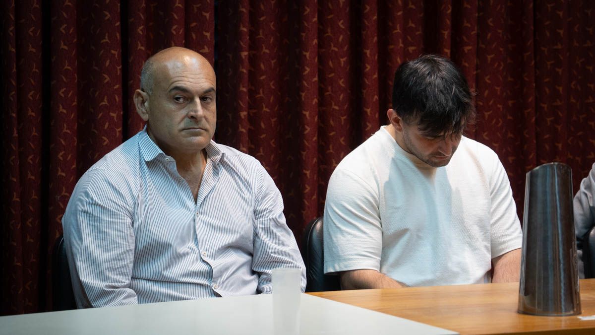 Walter Sola (izquierda) es juzgado junto a su hijo Nicolás.&nbsp;