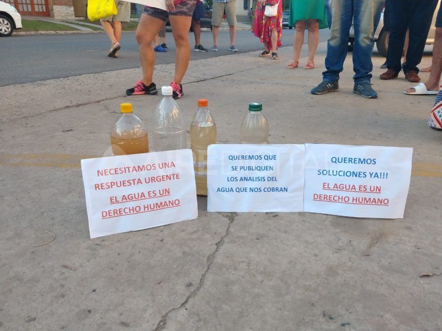 Tras el reclamo de los vecinos, la intendenta Qüesta aseguró que el agua no está contaminada