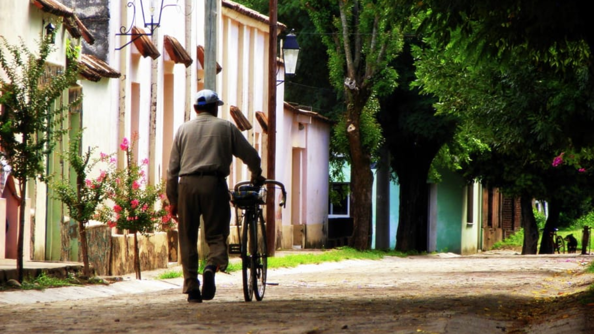 Enclavada en el norte cordobés, Villa Tulumba cautiva a los viajeros con sus callecitas empedradas, casonas del siglo XVIII y paisajes serranos vírgenes.
