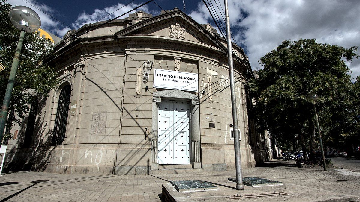 La ex comisaría 4° está ubicada en la esquina de Tucumán y Dr. Zavalla en de la ciudad de Santa Fe.