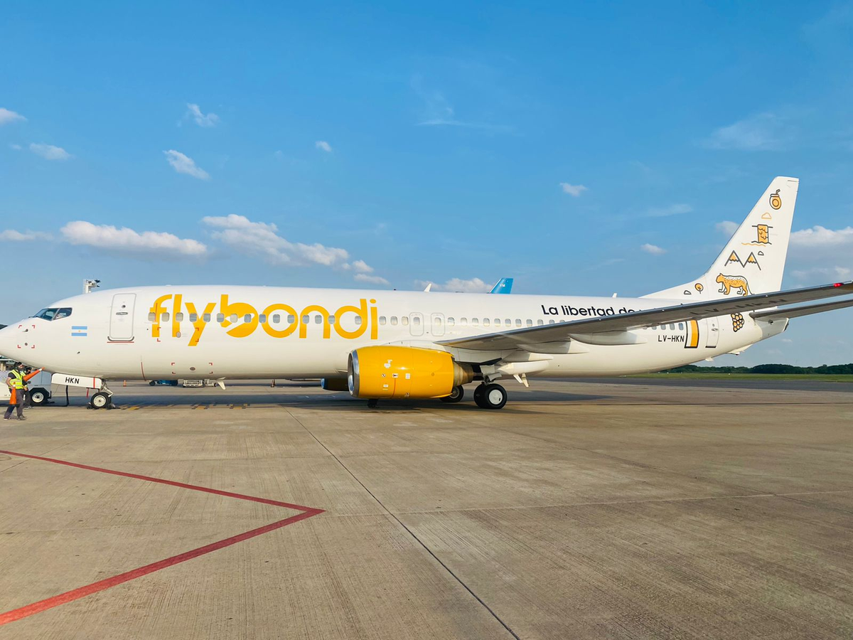 Flybondi. Flybondi.