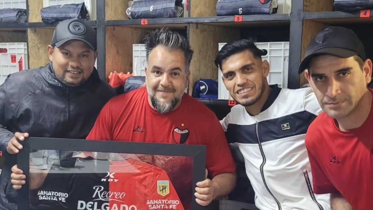 Los utileros de Colón junto a Rafael Delgado en el día que cumplió 100 partidos en el Sabalero.