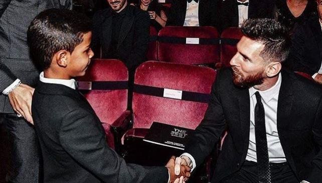 El posteo en Instagram del hijo de Cristiano con Messi