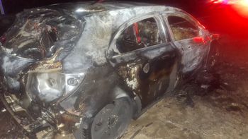 Hallaron un auto incendiándose durante la madrugada en plena Circunvalación