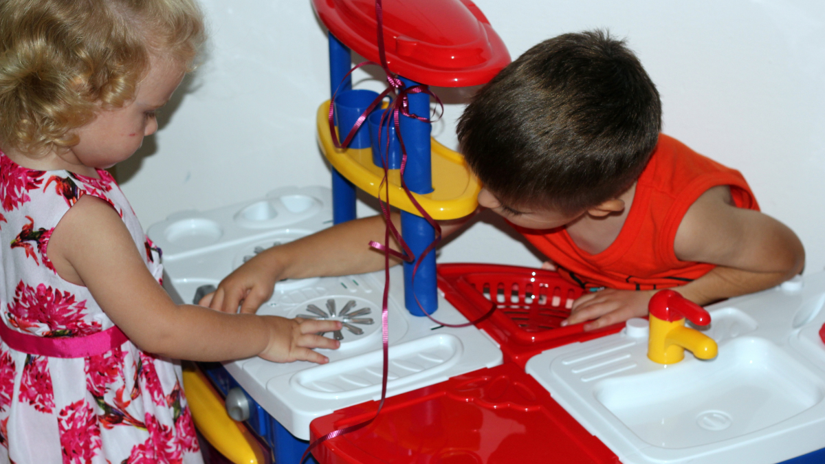 El juego fomenta la creatividad y la imaginación, ambos elementos clave que nos permiten afrontar las cosas, disfrutar e innovar. El juego fomenta la creatividad y la imaginación, ambos elementos clave que nos permiten afrontar las cosas, disfrutar e innovar.