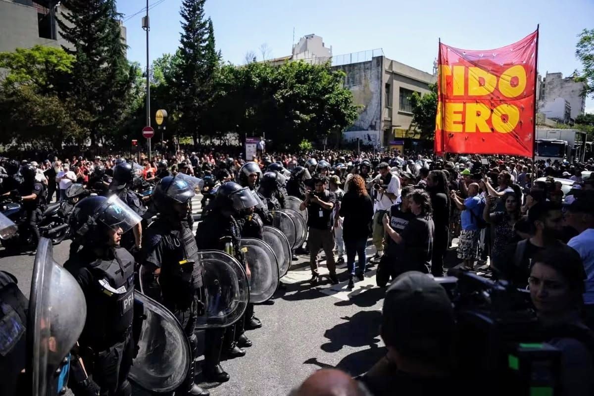 Fuerzas de Seguridad y manifestantes del Polo Obrero.