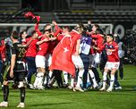 El Lille quedó un punto por encima del Paris Saint-Germain y se coronó campeón de la Ligue 1 de Francia. El Lille quedó un punto por encima del Paris Saint-Germain y se coronó campeón de la Ligue 1 de Francia.