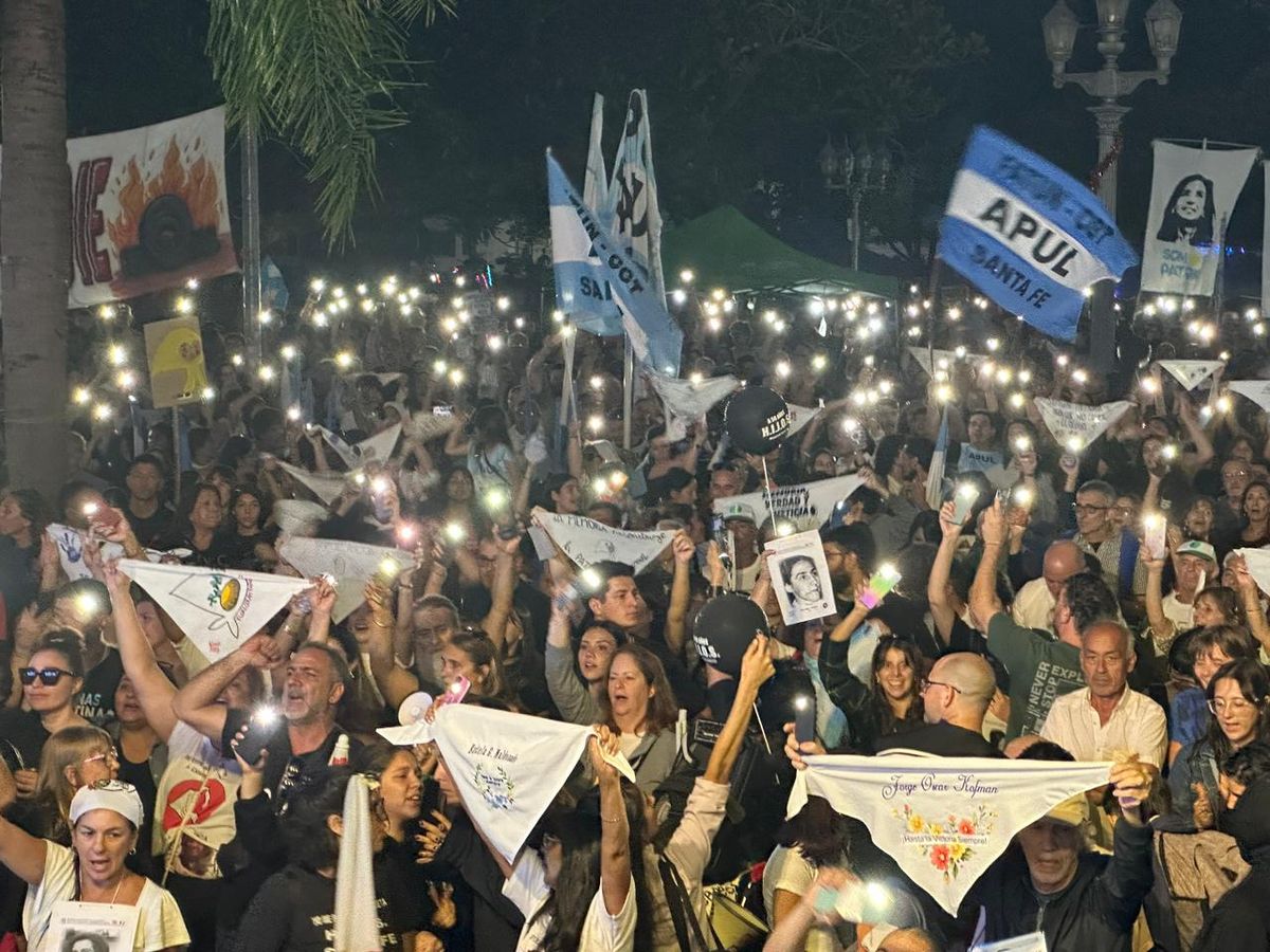Organismos de derechos humanos de Santa Fe convocaron a una nueva marcha a 50 años del último golpe de Estado. La participación fue multitudinaria. Organismos de derechos humanos de Santa Fe convocaron a una nueva marcha a 50 años del último golpe de Estado. La participación fue multitudinaria.