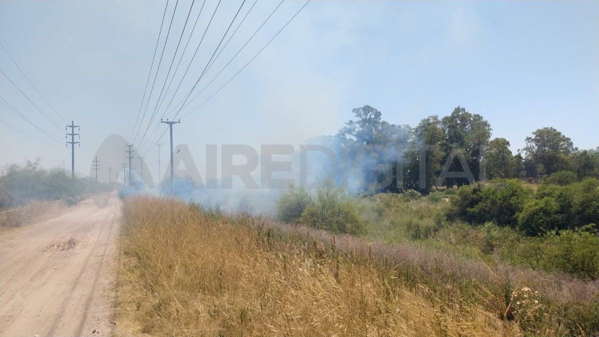 Una quema de pastizales este miércoles al mediodía frente a Varadero Sarsotti, en el camino entre el Puente Carretero y el Automóvil Club Santa Fe. El humo que se dirigía hacia el sur complicó la visibilidad en la zona.