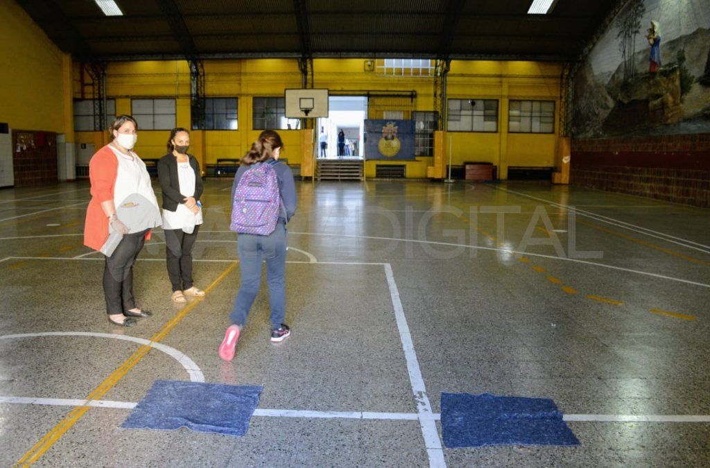 Con protocolos, los estudiantes de los últimos años regresaron a las aulas