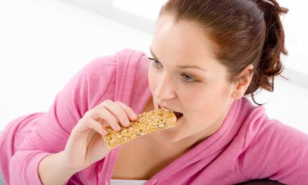 El motivo por el que no es conveniente abusar de las barritas de cereal para adelgazar