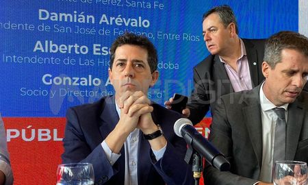 El ministro Eduardo Wado de Pedro en la reunión con dirigentes del PJ de la Región Centro, en Santa Fe. El ministro Eduardo Wado de Pedro en la reunión con dirigentes del PJ de la Región Centro, en Santa Fe.