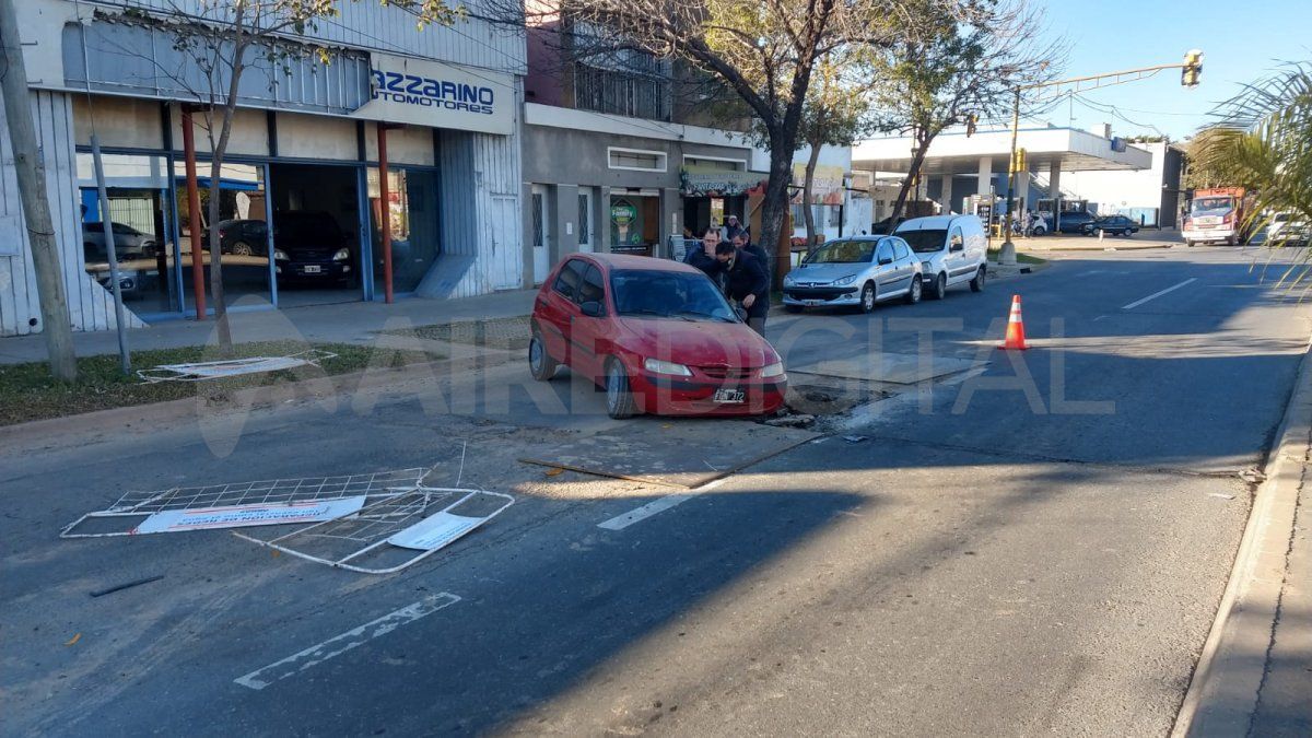 Según relató el conductor, pasó el semáforo y buscó estacionar sobre la calzada porque iba a la óptica que está en la esquina.