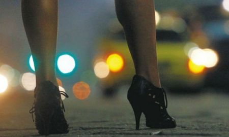 Según informó la policía, cerca de las 5.30 una trabajadora sexual arribó a la comisaría junto con su cliente. Según informó la policía, cerca de las 5.30 una trabajadora sexual arribó a la comisaría junto con su cliente.
