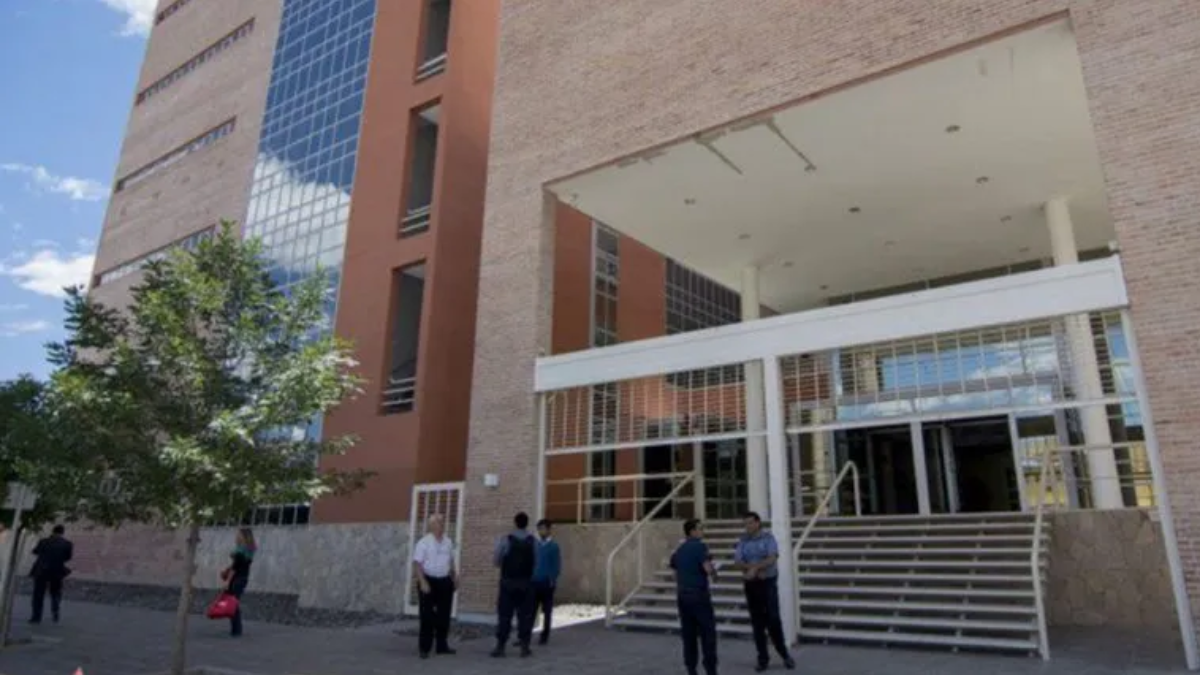 La fiscalía de General Roca acusará este miércoles a la mamá de la nena de dos años. La menor está internada, pero solo sufrió golpes.