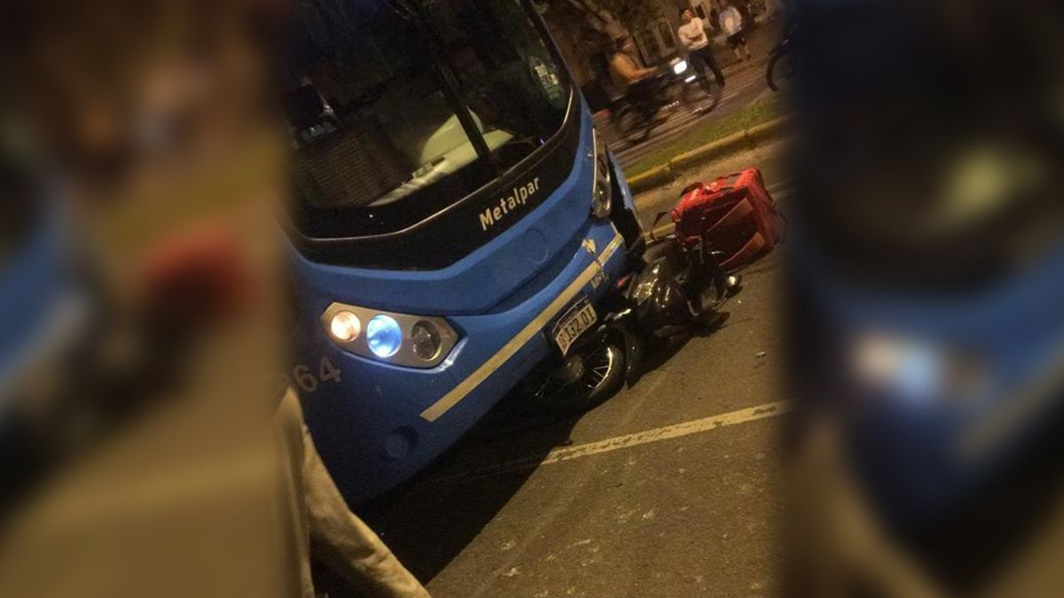 Rosario: un cadete haitiano falleció anoche al chocar con un colectivo