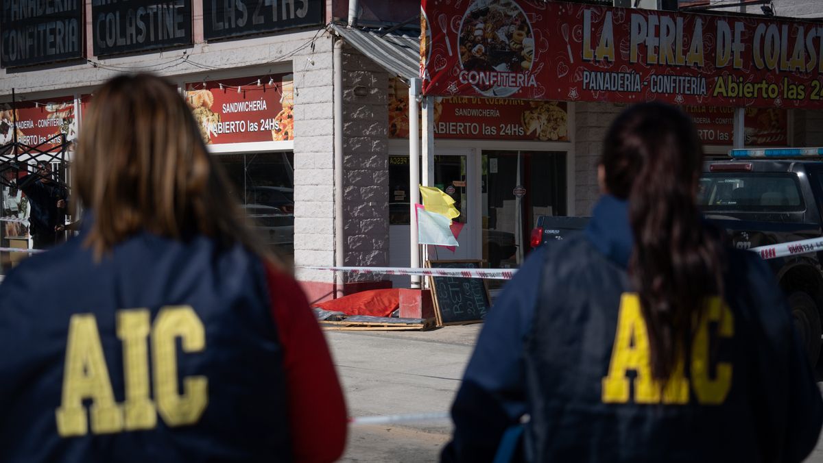 Policías de la entonces Agencia de Investigación Criminal custodiaban la escena del crimen de la víctima fatal del hecho. 